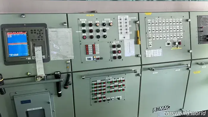 Dentro del Buque de Carga de 650 Pies de Hyundai Atracado en la Fábrica de Automóviles Más Grande del Mundo