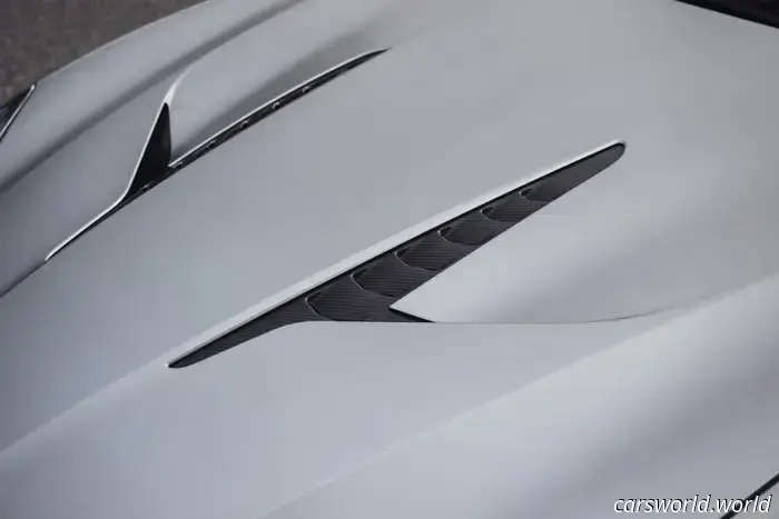Revisión del Aston Martin Vanquish Volante 2026: Como montar en un Pegaso