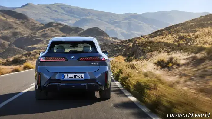 El BMW iX3 2026 se detiene casi por completo sin usar sus frenos.