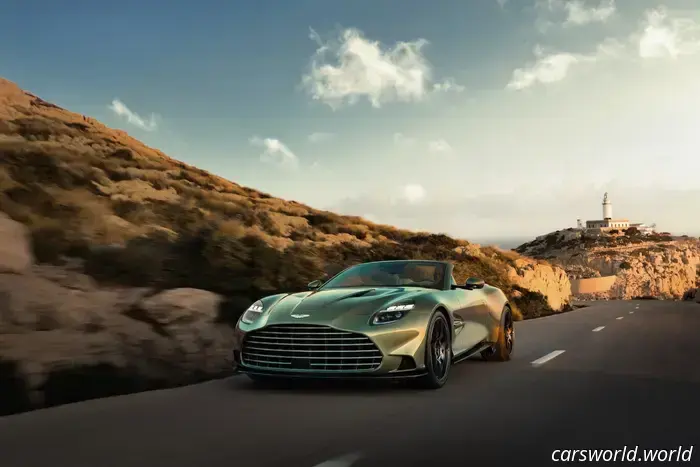 El Aston Martin Vanquish Volante 2026 es el Convertible con Motor Delantero Más Rápido del Mundo