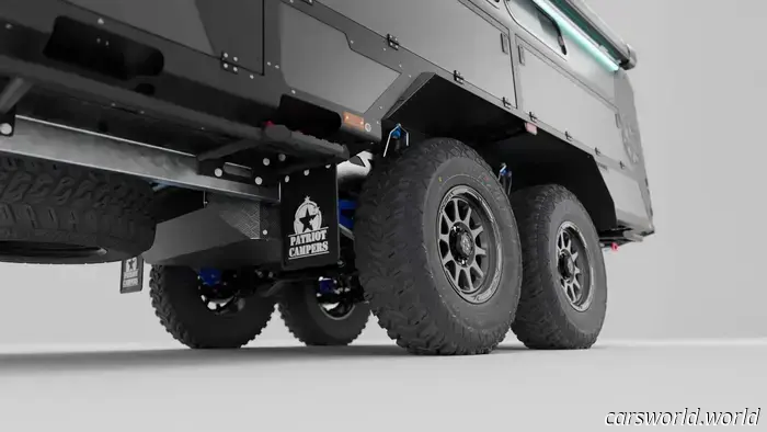 Этот внедорожный кемпер стоимостью 200 000 долларов имеет самую сумасшедшую подвеску прицепа, которую вы когда-либо видели.