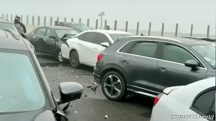 Un video terrificante mostra più di 100 auto che si tamponano a vicenda su un'autostrada nebbiosa