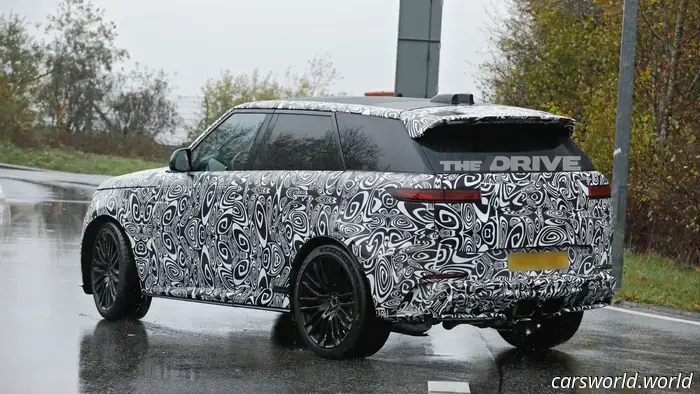 Range Rover Sport SV 2027 recibe escape central al estilo Porsche: fotos espía
