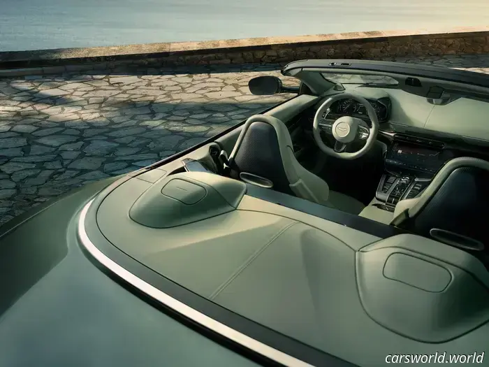El Aston Martin Vanquish Volante 2026 es el Convertible con Motor Delantero Más Rápido del Mundo
