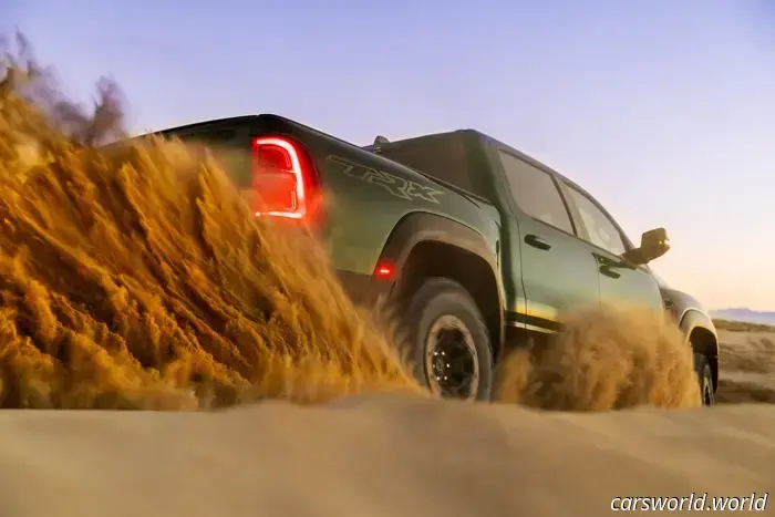 Ram TRX 2027 года — 777‑сильный пикап Hellcat с эмблемой SRT.