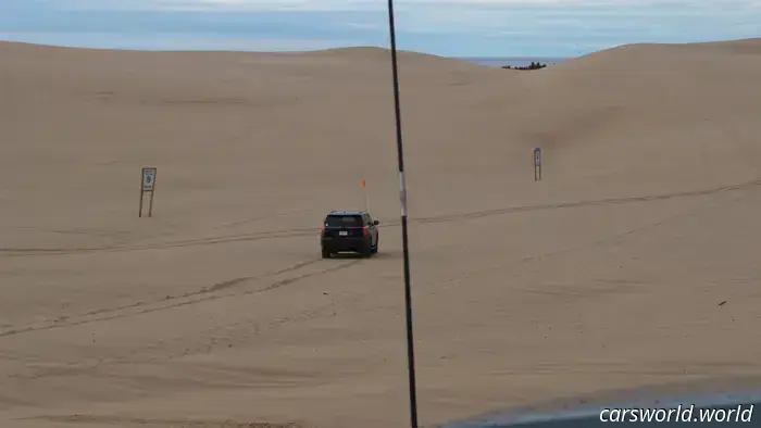 ¡Oye tú, con el paquete todoterreno de lujo! ¡Ve a pisar la arena!