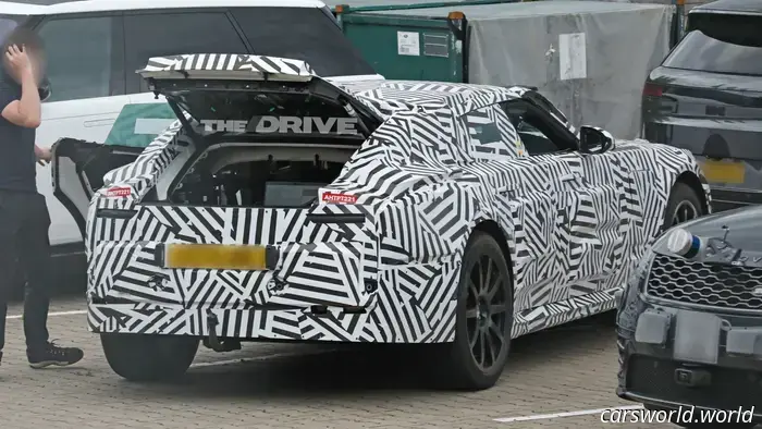 Il piccolo portellone della massiccia Jaguar elettrica Type 00 rivelato nelle foto spia