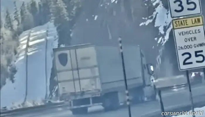 Camión Semirremolque Cargado Baja Por Colorado Pass y Apenas Hace Rampa Fuera De Control
