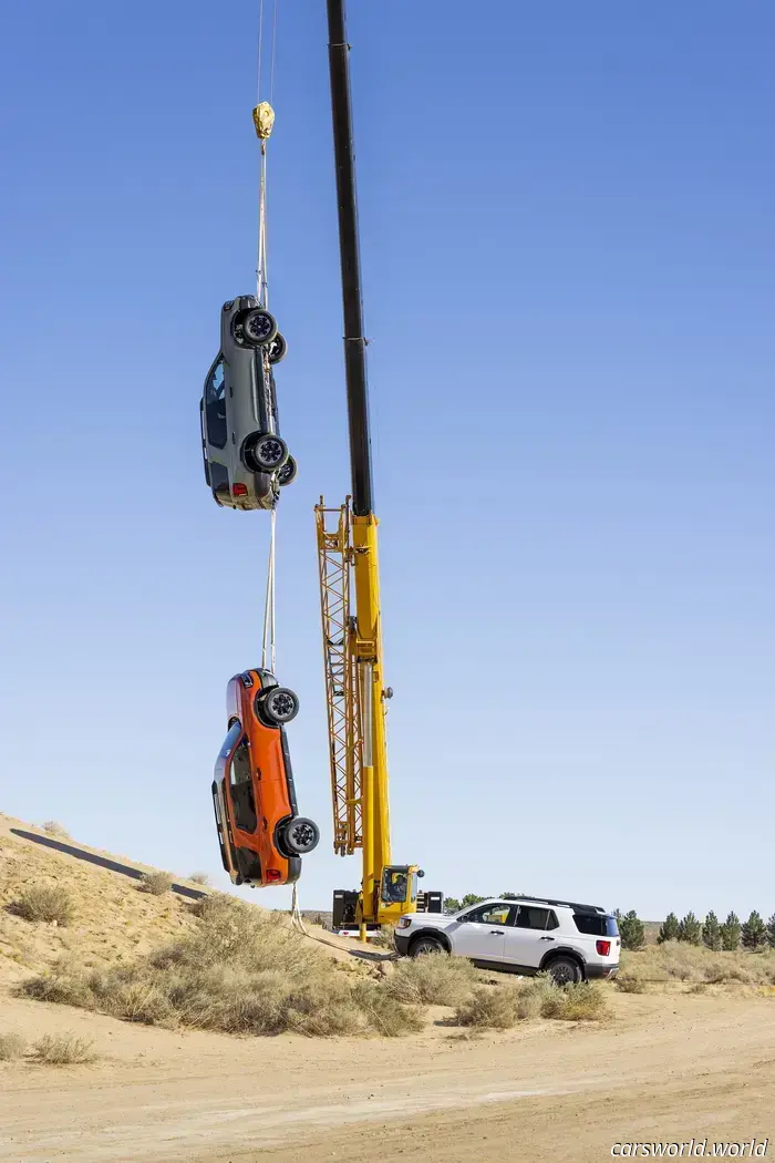 Honda Colgó 3 Nuevos SUV Passport De una Grúa para Mostrar Lo Resistente que Es