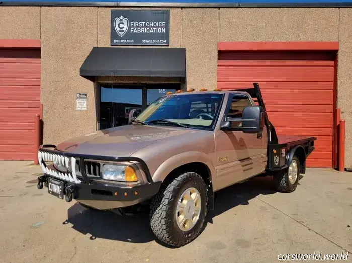La costruzione di questo camion da lavoro Oldsmobile Bravada a pianale ha richiesto 500 ore. Mostra