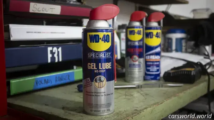 El gel lubricante especial WD-40 protege el metal y permanece donde lo pulverices