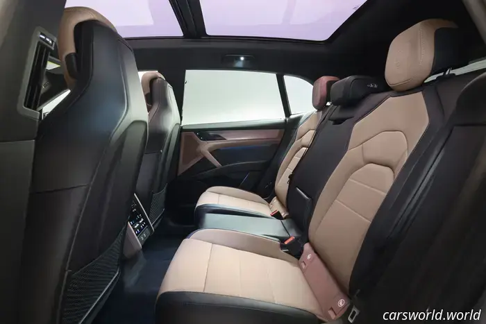 La Porsche Cayenne Electric 2026 è un veicolo elettrico da 111.000 dollari che può ricaricarsi senza fili