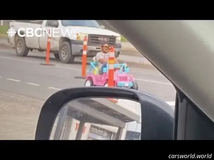 Un canadese guida una Jeep Barbie nel traffico e viene arrestato per guida in stato d'ebbrezza