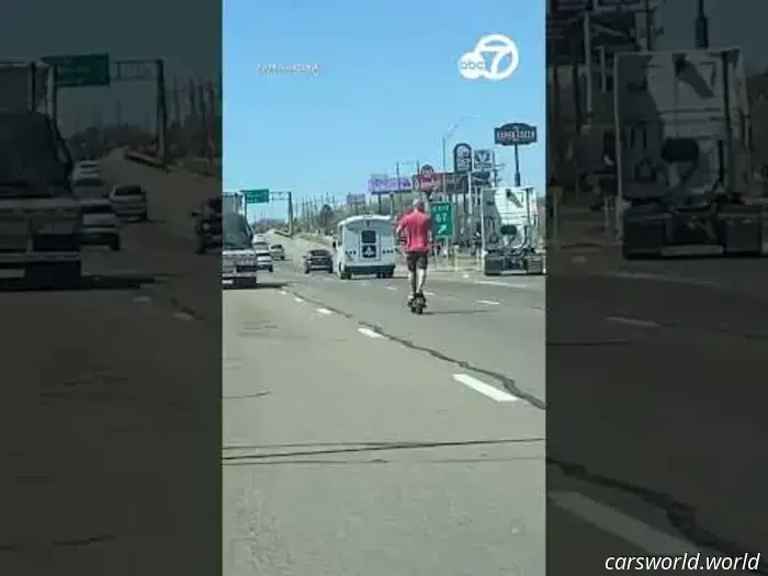 Un Hombre Conduce un Scooter Eléctrico a 65 MPH Por una Interestatal de Texas y De Alguna Manera No Muere