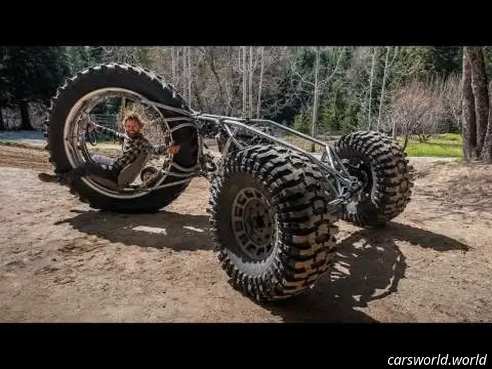 Este Monstruoso Triciclo En el Que Te Sientas en la Rueda Grande Parece Sacado Directamente de Metal Retorcido