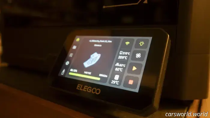 Ho appena acquistato questa stampante 3D da 300 dollari e sto già realizzando i pezzi per la mia auto.