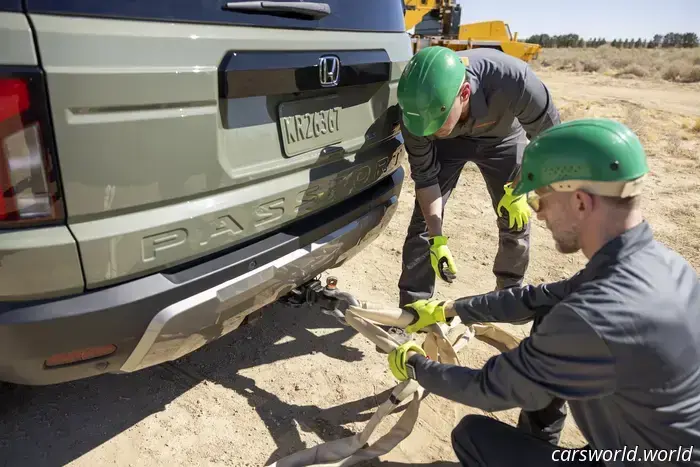 Honda Colgó 3 Nuevos SUV Passport De una Grúa para Mostrar Lo Resistente que Es