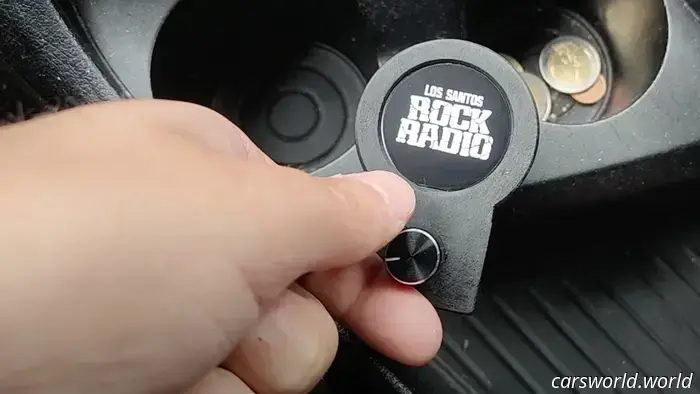 Todas las emisoras de radio del GTA se pueden reproducir en la vida real en el coche de este tipo.
