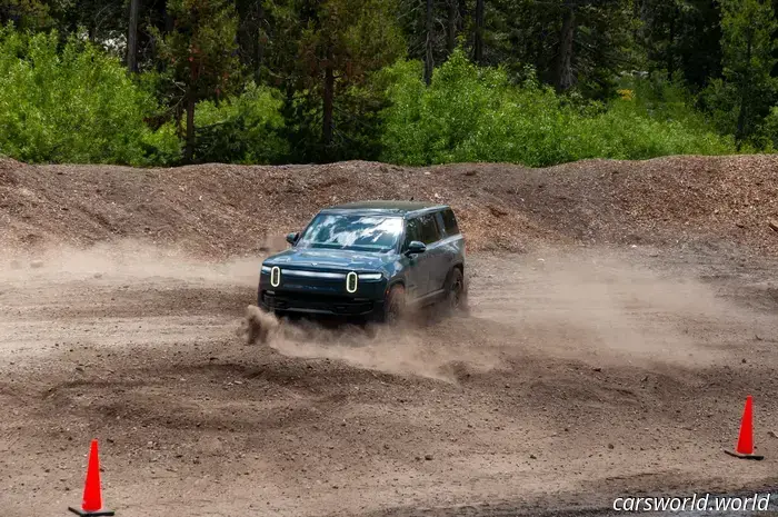 La mossa di Rivian: la sterzata a 360 gradi ridefinisce la rotazione a tazza in modo davvero utile