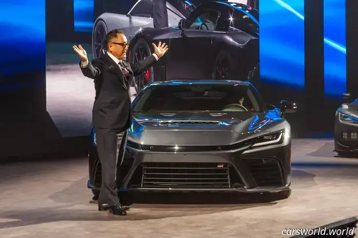 Joel Feder

Крупнейшие автомобильные новости и обзоры, без ерунды

Наша бесплатная ежедневная рассылка отправляет вам действительно важные материалы каждый будний день.

Эталоны задают планку, и команда Toyota отлично знает, на что способна конкуренция на трассе. Председатель Акio Тойода не стал смягчать формулировки: автопроизводитель не допустит унижения, и с GR GT он намерен показать миру, что может побеждать как на улицах, так и на треке.

На презентации GR GT недалеко от Фудзи, в Woven City компании, руководитель проекта Такаши Дои не стал подтверждать время круга на Нюрбургринге и не называл целевого показателя. Но руководитель нового флагманского спортивного автомобиля сказал: «В общем дизайне есть потенциал», когда его спросили, способен ли GR GT проехать Нордшляйфе быстрее семи минут.

Дои отметил, что времена конкурентов «у них в голове». Какие конкуренты? Porsche 911 GT3 и Mercedes‑AMG GT, среди прочих. Самые «заряженные», полностью трековые версии обоих спорткаров проехали «Зелёный ад» менее чем за 7 минут.

Porsche 911 GT3 сделал это за 6:56.294 с пакетом Weissach и механической коробкой передач, в то время как AMG GT Black Series прошёл кольцо за 6:43,616. Последний результат стал на сегодняшний день самым быстрым кругом серийного автомобиля с передним размещением двигателя. Команда осведомлена об этих цифрах, ясно дал понять Дои.

Председатель Toyota Акио Тойода представляет дорожную версию GR GT. Joel Feder

Дои сказал, что жёсткой целевой планки пока не установлено, и что хотя прототипы испытывают на Нюрбургринге и в других местах, команда ещё не дошла до стадии сбора твёрдых результатов. Прототипы пока слишком ранние в развитии для этого.

На данный момент прогнозы Toyota носят теоретический характер и основаны на данных. Но это не значит, что это пустые заявления.

Например, генеральный директор Ford Джим Фарли не объявил бы Mustang GTD стоимостью 325 000 долларов и не утверждал бы, что автомобиль сможет проехать круг на Нюрбургринге за менее чем 7 минут, не зная точно, что на бумаге его машина может справиться с этим испытанием. Это была бы смелая и потенциально позорная ставка. Компьютерное моделирование и данные на ранней стадии показывают, чего конструкция теоретически могла бы достичь при правильных условиях, отбрасывая множество переменных, которые инженеры не в состоянии контролировать.

Тойода был ясен: унижение — недопустимо. Дои был ясен: у этой машины есть потенциал. Сцена расставлена, но нам придётся дождаться окончания разработки, чтобы узнать, на что действительно способен GR GT на кольце. До тех пор? У него «есть потенциал».

Toyota оплатила поездку, проживание и подала немного сырой рыбы, которую я определённо не ел, чтобы предоставить вам этот репортаж из первых рук.

Есть информация о том, на что способен автомобиль? Напишите нам на [email protected]