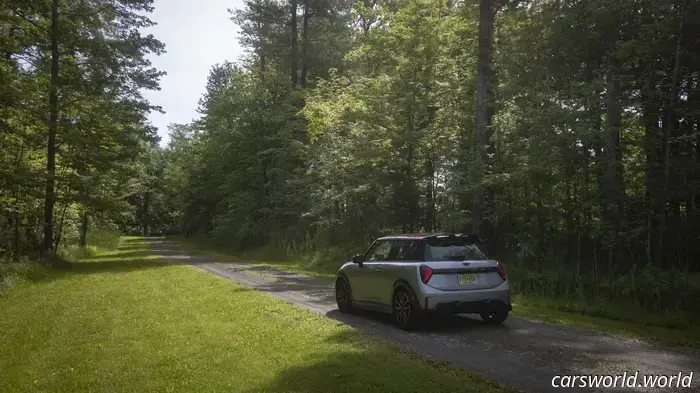 Обзор Mini Cooper JCW 2025: плюсы и минусы — приятно водить, раздражает жить с этим