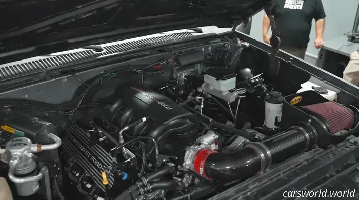 C'è un Rowdy V8 Ford Godzilla da 7,3 L in questo classico Chevy C10.