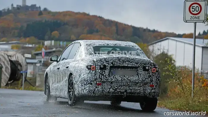 El 'blob' ha muerto: el Mercedes‑Benz Clase E eléctrico en realidad parece un sedán en nuevas fotos espía