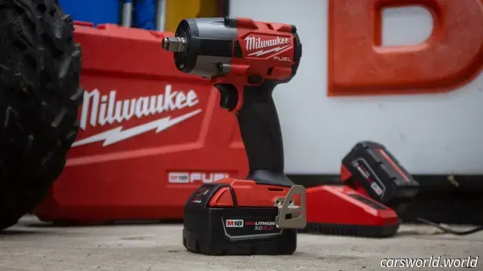 La llave de impacto Milwaukee y el kit de baterías que buscas están a mitad de precio en The Home Depot