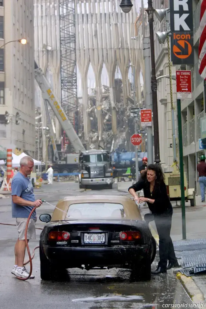 Ecco come due persone sono state fotografate mentre lavavano la loro Miata all'ombra di Ground Zero