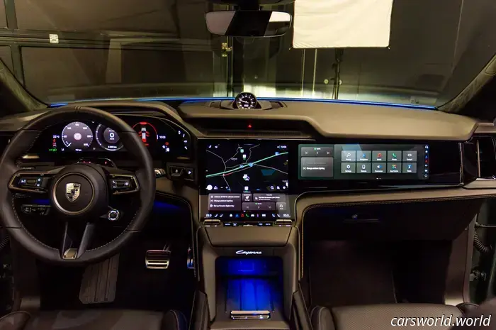 Come l'abitacolo della Porsche Cayenne Electric del 2026 fonde il passato analogico con il futuro dei touchscreen curvi