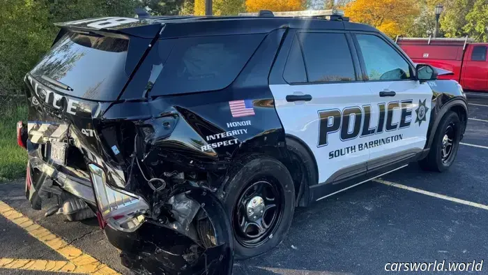 Guidatore di Tesla addormentato incolpa l'Autopilot per aver tamponato un'auto della polizia.