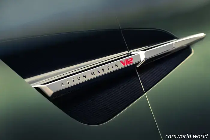 El Aston Martin Vanquish Volante 2026 es el Convertible con Motor Delantero Más Rápido del Mundo