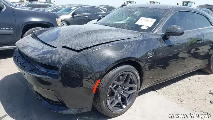 El primer Dodge Charger EV Destrozado Está Listo para su Intercambio Hemi V8