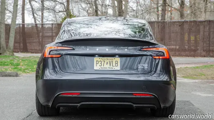 Revisión del rendimiento del Tesla Model 3 2025: Rápido como el Infierno, pero No un Automóvil de Conductor