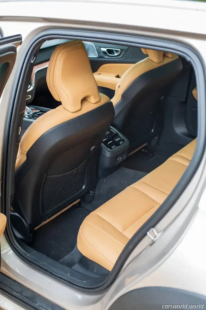 2025 Volvo V60 Cross Country Review: Remains Distinctive, Yet Beginning to Show Its Age