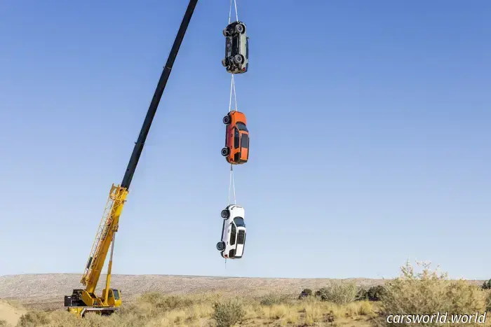 Honda Colgó 3 Nuevos SUV Passport De una Grúa para Mostrar Lo Resistente que Es