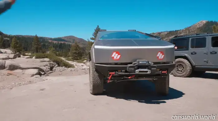 Mira cómo un Tesla Cybertruck lucha por completar el Rubicon Trail.