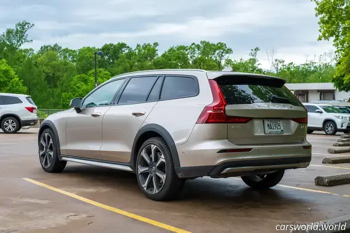 2025 Volvo V60 Cross Country Review: Remains Distinctive, Yet Beginning to Show Its Age