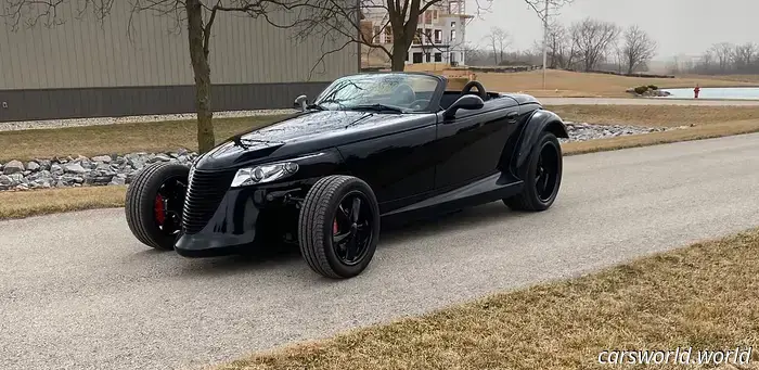 Questa officina ha trasformato la Plymouth Prowler in una Hellcat pronta all'uso.