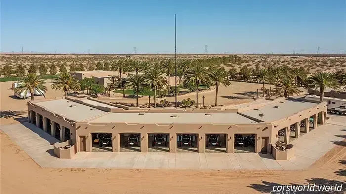 una mansión de 15 millones de dólares en el desierto es un complejo de carreras llave en mano con pista de aterrizaje, circuito de tierra y coches