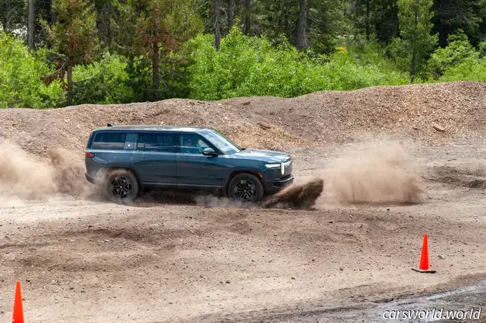 Kick turn Rivian выводит 360-градусный танковый разворот на абсолютно новый уровень: действительно практичный.