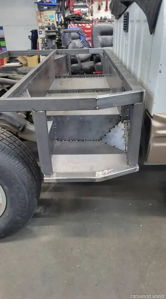 La costruzione di questo camion da lavoro Oldsmobile Bravada a pianale ha richiesto 500 ore. Mostra