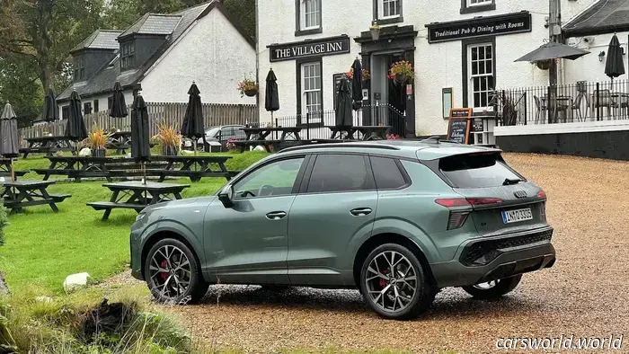 Prima prova su strada della Audi Q3 2026: l'allestimento base non deve per forza essere scadente