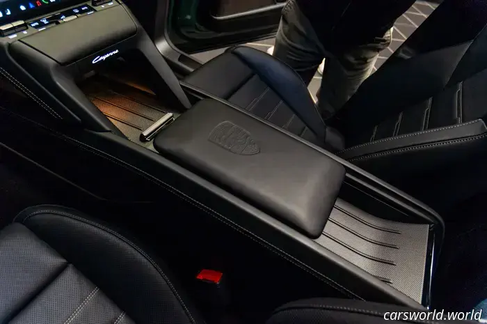 Come l'abitacolo della Porsche Cayenne Electric del 2026 fonde il passato analogico con il futuro dei touchscreen curvi