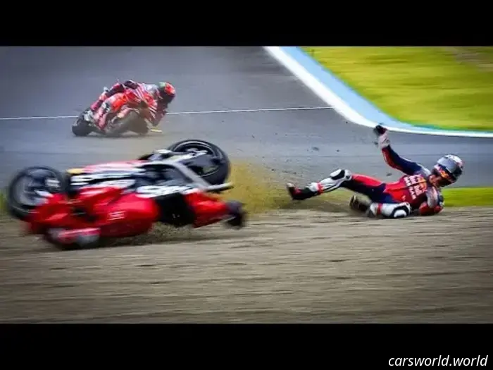 Этот мотоцикл MotoGP разбился так сильно, что влетел в вышку оператора.