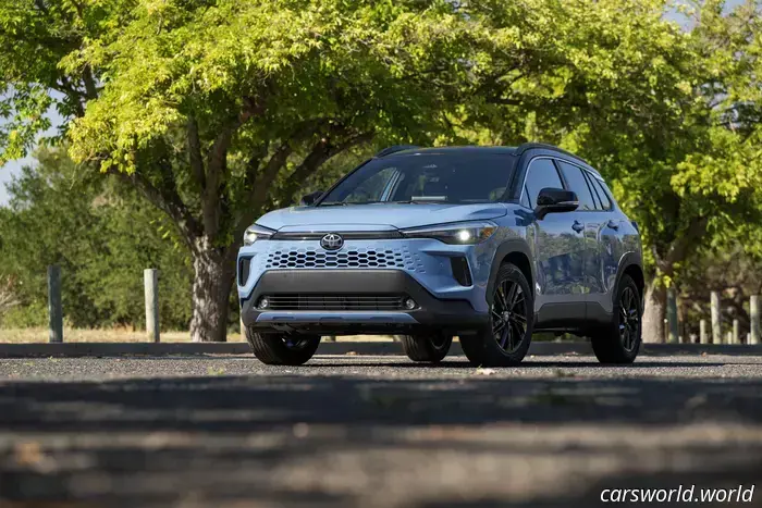 2026 Toyota Corolla Cross — Prima prova su strada: scegli l'ibrido