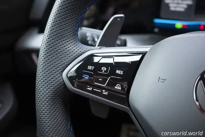 El Nuevo VW Golf R No Tiene los Botones del Volante del GTI por una Razón Molesta