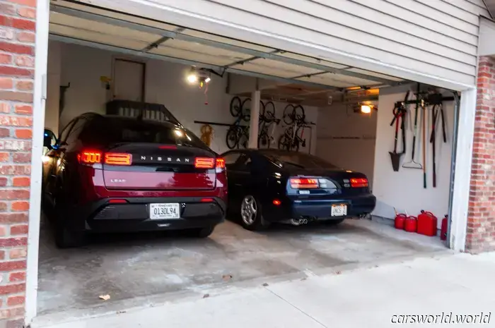 В новом Nissan Leaf есть множество пасхалок к 300ZX.