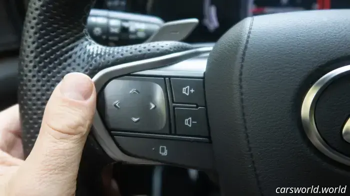 I comandi del volante regolabili di Lexus: adoro l'idea, ma ho odiato usarli