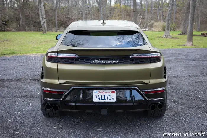 2025 Lamborghini Urus SE Recensione: Il Super SUV Unapologetically sciocco